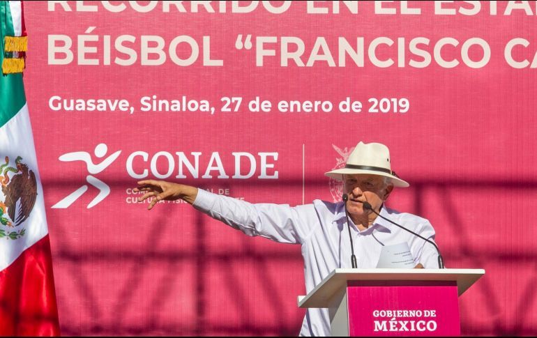 A VER SI HUACHICOLEROS PUEDEN BATEAR UNA BOLA RECTA: AMLO