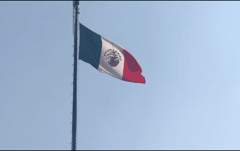 COLOCAN BANDERA EN PALACIO NACIONAL AL REVÉS