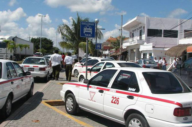 Desatienden taxistas a los locales; prefieren a los turistas