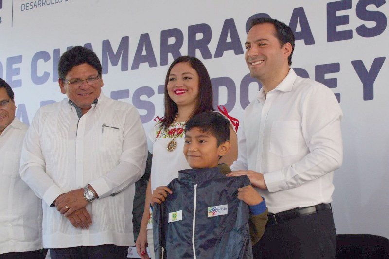 EL GOBERNADOR MAURICIO VILA DOSAL PONE EN MARCHA LA DISTRIBUCIÓN DE MÁS DE 208,000 CHAMARRAS PARA ESTUDIANTES YUCATECOS