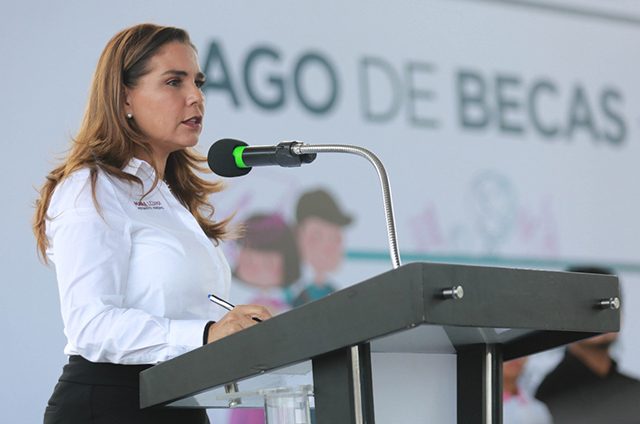 Mara entrega becas; educación garantiza desarrollo