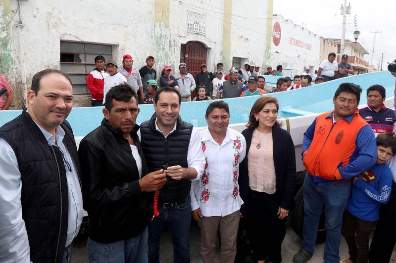 PESCADORES YUCATECOS RECIBEN APOYOS PARA MODERNIZAR SUS EMBARCACIONES