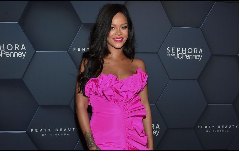 RIHANNA DEMANDA A SU PADRE POR USO DE SU NOMBRE PARA HACER NEGOCIOS
