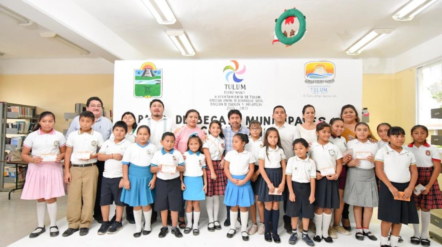Entrega Victor Más 450 becas escolares en Tulum