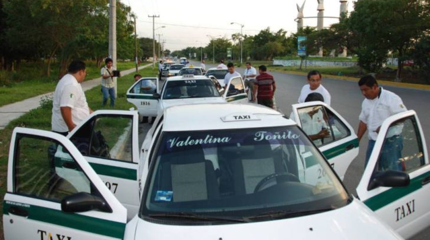 Alertan taxistas a usuarios “riesgos de viajar en Uber”