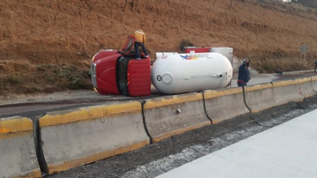 Volcadura de pipa provoca cierre la México.-Puebla