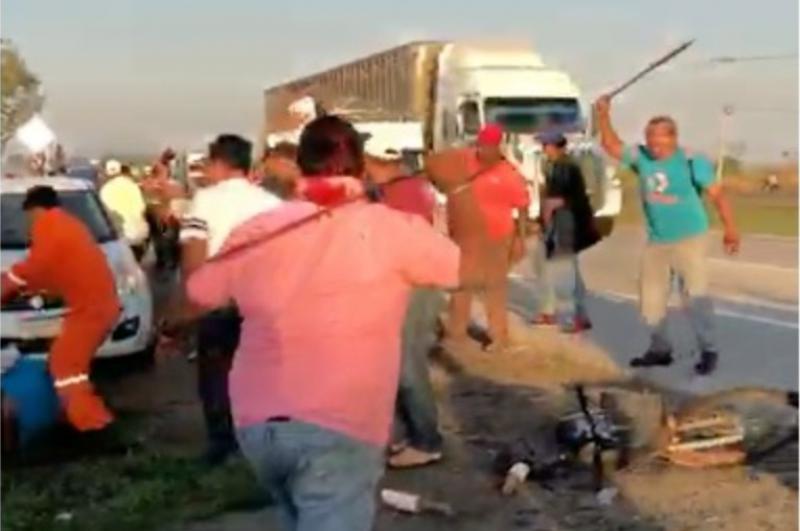 AGREDEN A OBREROS A MACHETAZOS