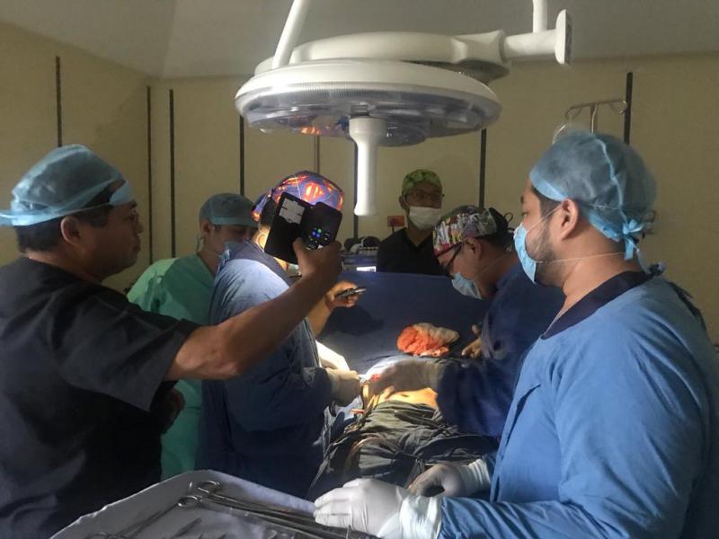 OPERAN A PACIENTE CON LUZ DE CELULAR… EN EL HOSPITAL ROVIROSA