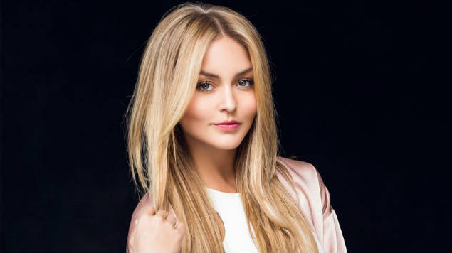 Angelique Boyer luce espectacular vestido al revés