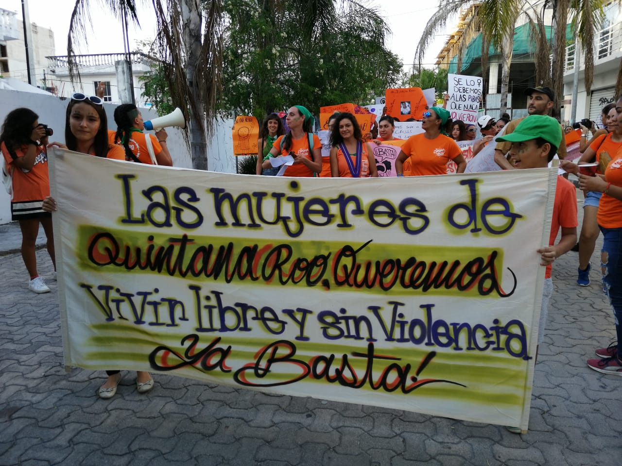 Cientos de mujeres exigen igualdad y seguridad en Playa del Carmen