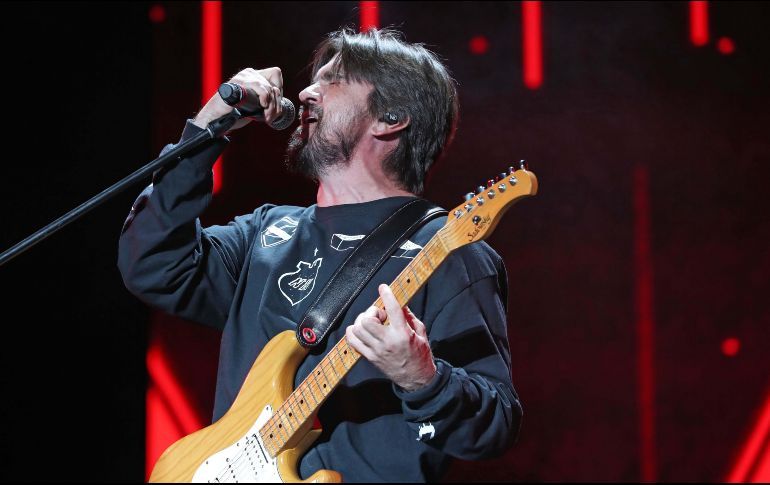 JUANES RINDE TRIBUTO A JUAN GABRIEL DURANTE EL VIVE LATINO