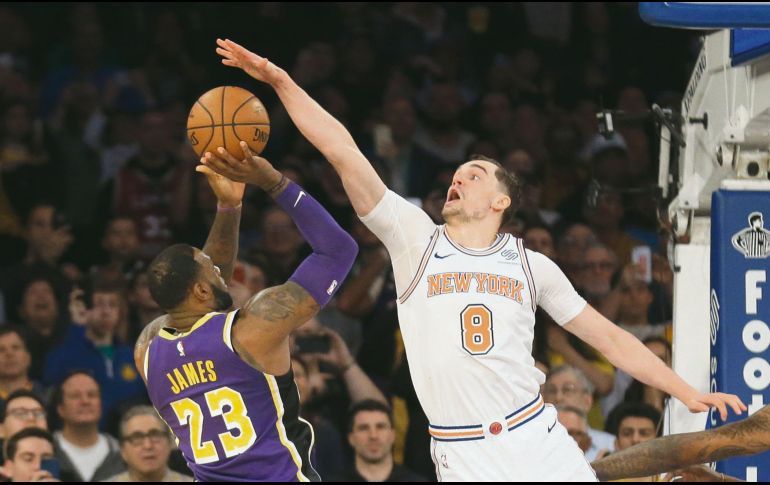 KNICKS BLOQUEA A LEBRON JAMES