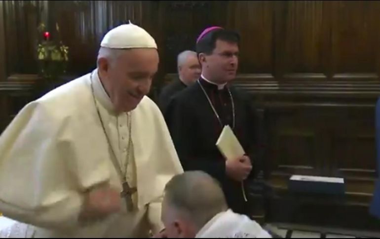 POR HIGIENE, EL PAPA EVITÓ QUE FELIGRESES LE BESARAN EL »ANILLO DEL PESCADOR»