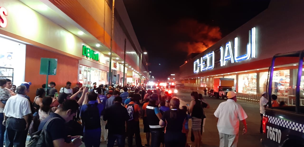 SE INCENDIA BODEGA DE CHEDRAUI MINA
