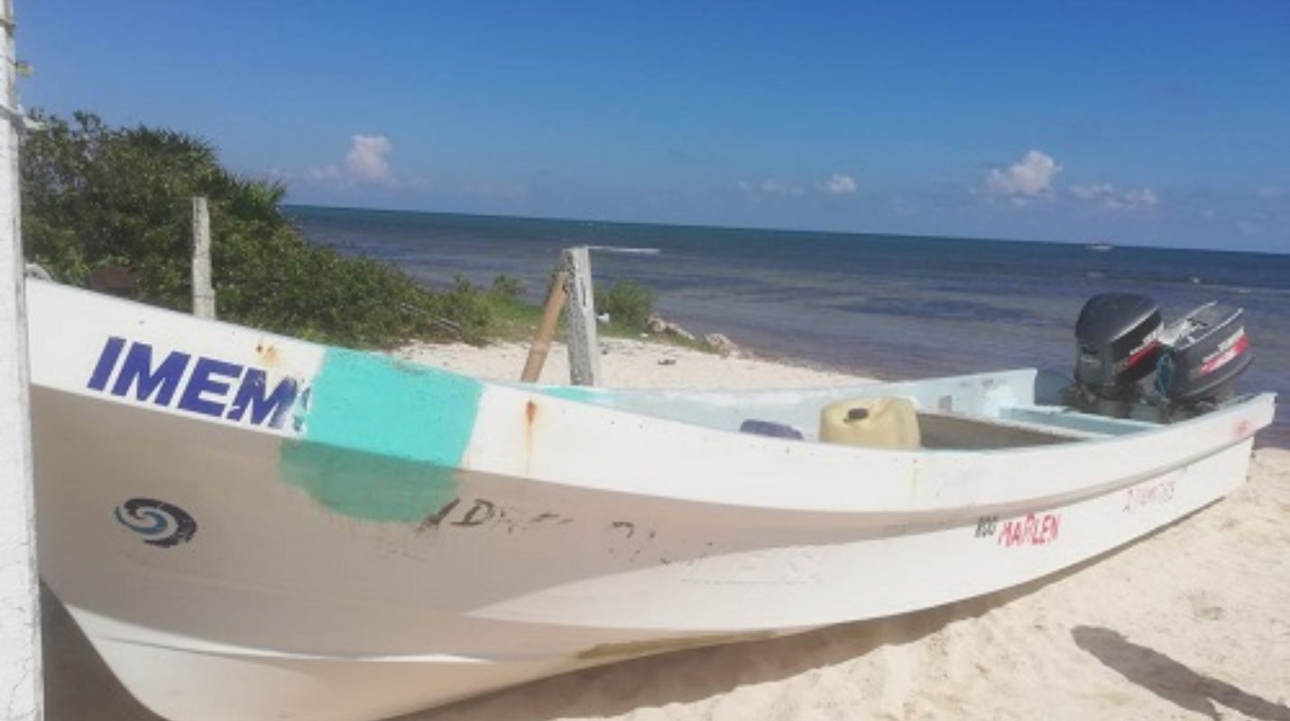 Aseguran embarcación y presunta droga en Mahahual, Q Roo.