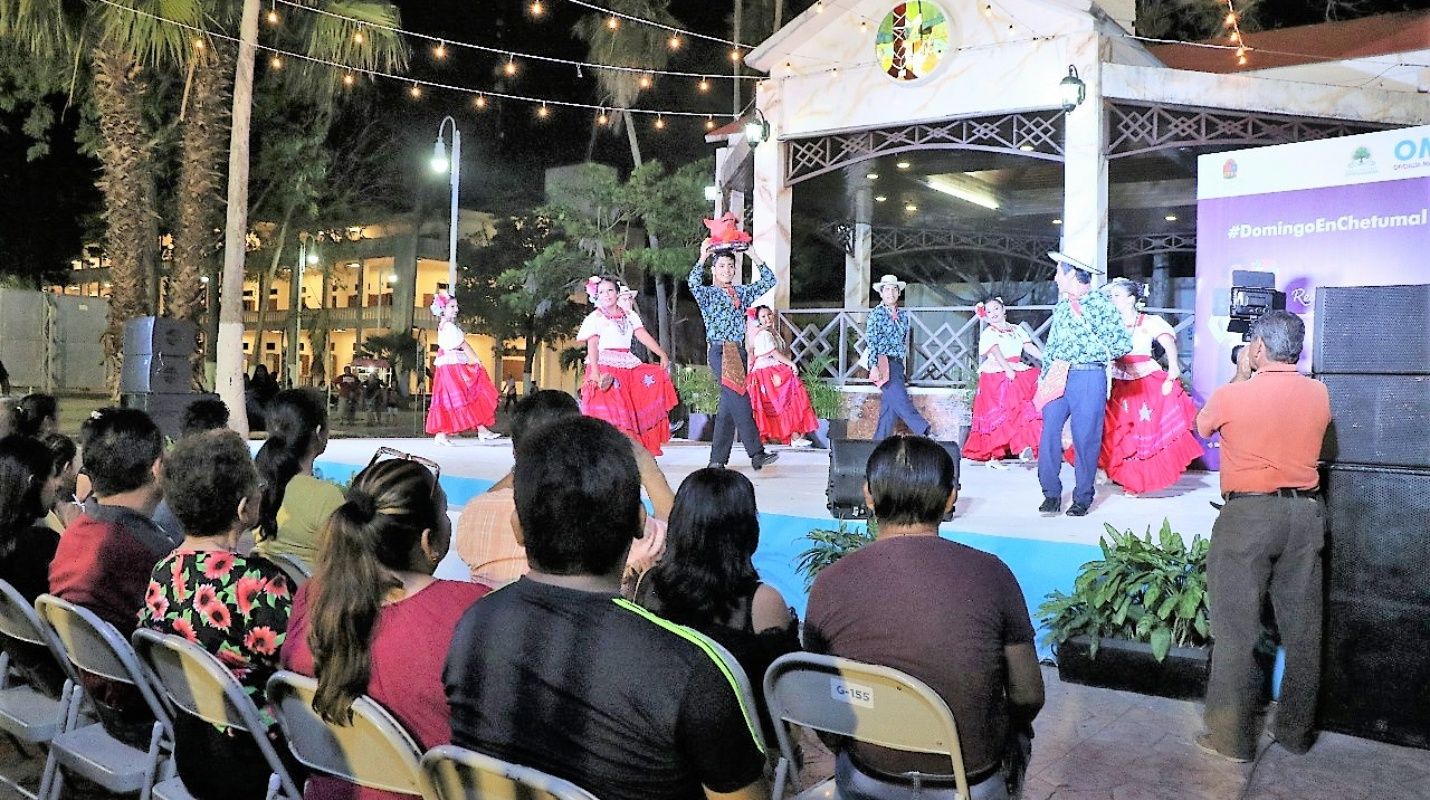 La Explanada de la Bandera en Chetumal luce cultural y folklórico
