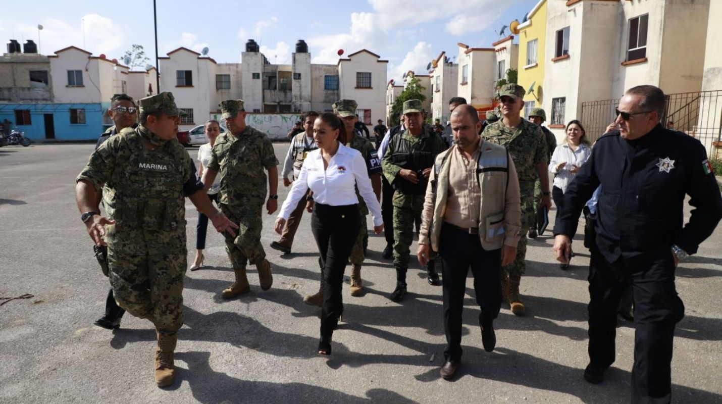 Mara Lezama recorre Villas Otoch Paraíso con altos mandos de la Armada de México y Defensa Nacional