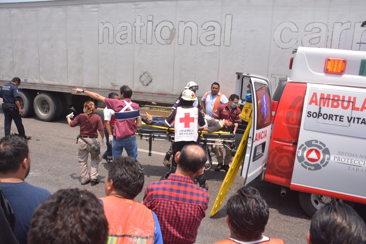 13 PASAJEROS HERIDOS Y UN MUERTO DEJA CHOQUE DE COMBI CON CAJA DE UN TRÁILER