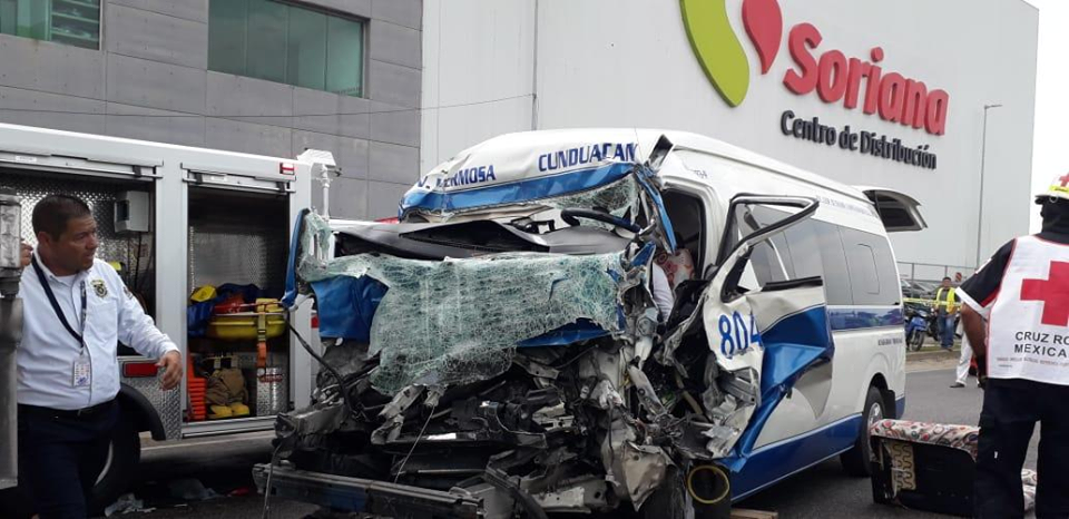 13 PERSONAS LESIONADAS EN ACCIDENTE DE COMBI