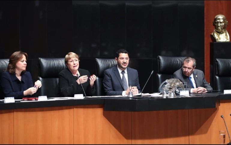 BACHELET ASISTE A SENADO Y SE CONGRATULA DE LA PARIDAD DE GÉNERO