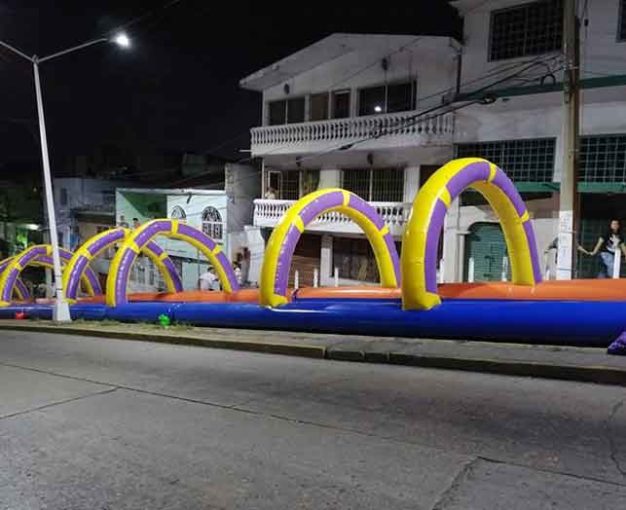 INSTALAN DESLIZADOR ACUÁTICO DE 70 METROS EN VILLAHERMOSA