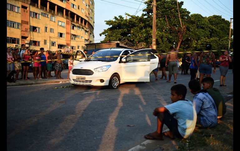 MILITARES DISPARAN 80 VECES A AUTO Y MATAN A PADRE DE FAMILIA EN BRASIL