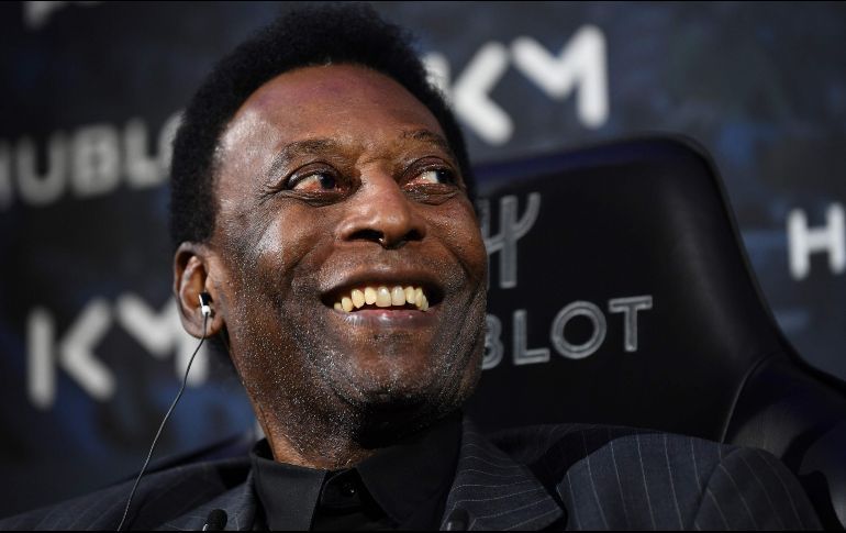 PELÉ ES HOSPITALIZADO EN PARÍS