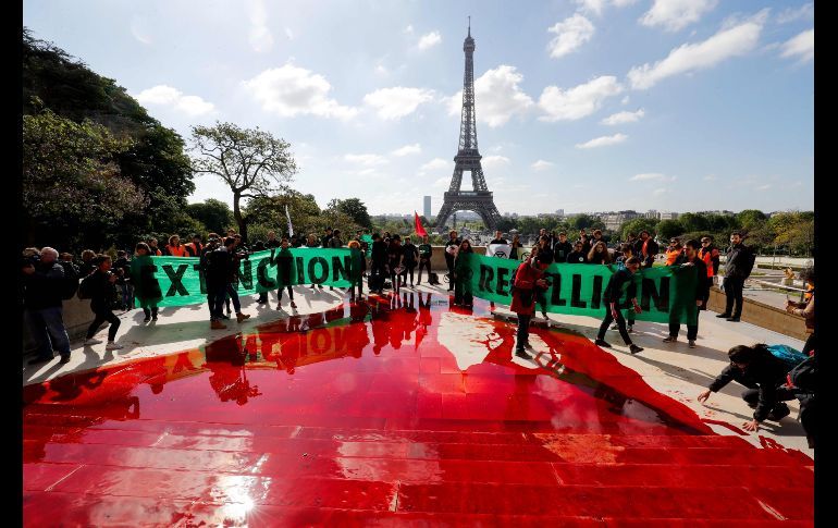 ACTIVISTAS DEJAN «BAÑO DE SANGRE» EN PROTESTA EN PARÍS
