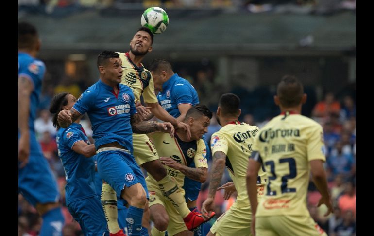 CRUZ AZUL DOBLEGA AL AMÉRICA, PERO QUEDA FUERA DE LA LIGUILLA