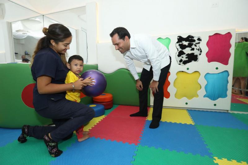 GOBERNADOR MAURICIO VILA DOSAL REALIZA UN RECORRIDO POR EL CENTRO DE REHABILITACIÓN Y EDUCACIÓN ESPECIAL (CREE)