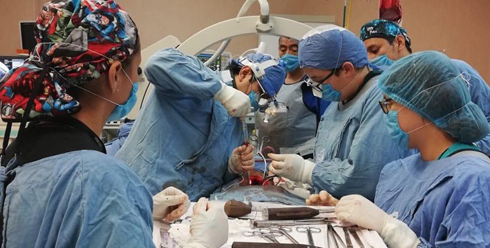 MÉDICOS DEL ROVIROSA RECONSTRUYEN COLUMNA A PACIENTE VENEZOLANA