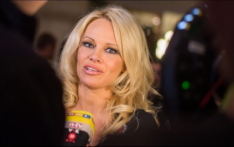 PAMELA ANDERSON: JULIAN ASSANGE NO ES UN CRIMINAL, ES UN CHIVO EXPIATORIO