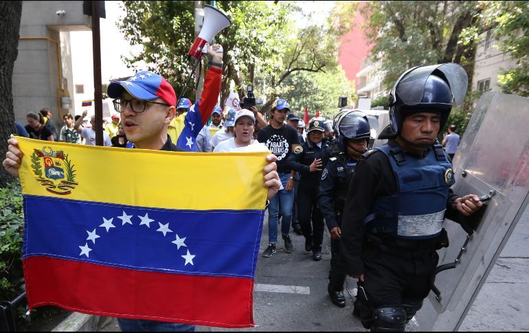 PERSONAS PROTESTAN FRENTE A LA EMBAJADA DE VENEZUELA EN MÉXICO