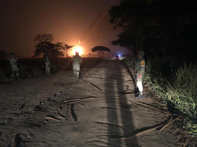 REPORTAN EXPLOSIÓN EN POBLADO C-33 DE CÁRDENAS; SE QUEMAN AUTOTANQUE Y VEHÍCULO