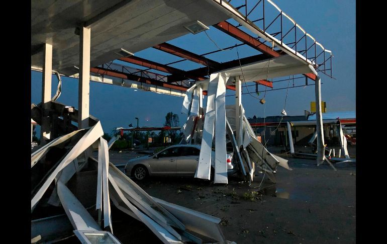 UN TORNADO Y LLUVIAS GOLPEAN MISSOURI; HAY TRES MUERTOS