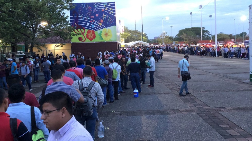 CIENTOS HACEN FILA PARA SOLICITUD DE EMPLEO POR REFINERÍA DE DOS BOCAS