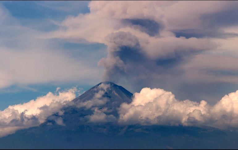 EL POPOCATÉPETL EXPULSA FUMAROLA DE MÁS DE CUATRO KILÓMETROS DE ALTURA