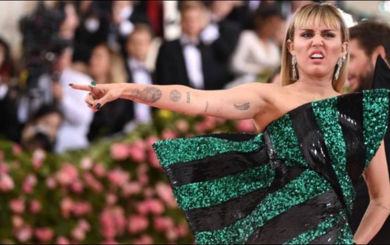 LA CONTUNDENTE RESPUESTA DE MILEY CYRUS DESPUÉS DE QUE UN FAN LA AGARRARA POR EL CUELLO PARA BESARLA