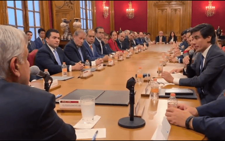 LÓPEZ OBRADOR Y BANCOS RENUEVAN LÍNEA DE CRÉDITO DE PEMEX POR 8 MMDD