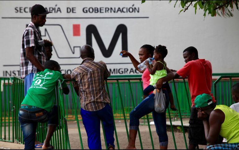MIGRANTES AFRICANOS INTENTAN HUIR DE ALBERGUE EN TAPACHULA