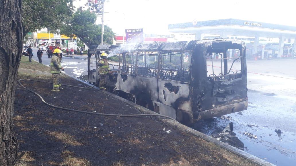 SE CALCINA AUTOBÚS EN RUIZ CORTINES, EN VILLAHERMOSA