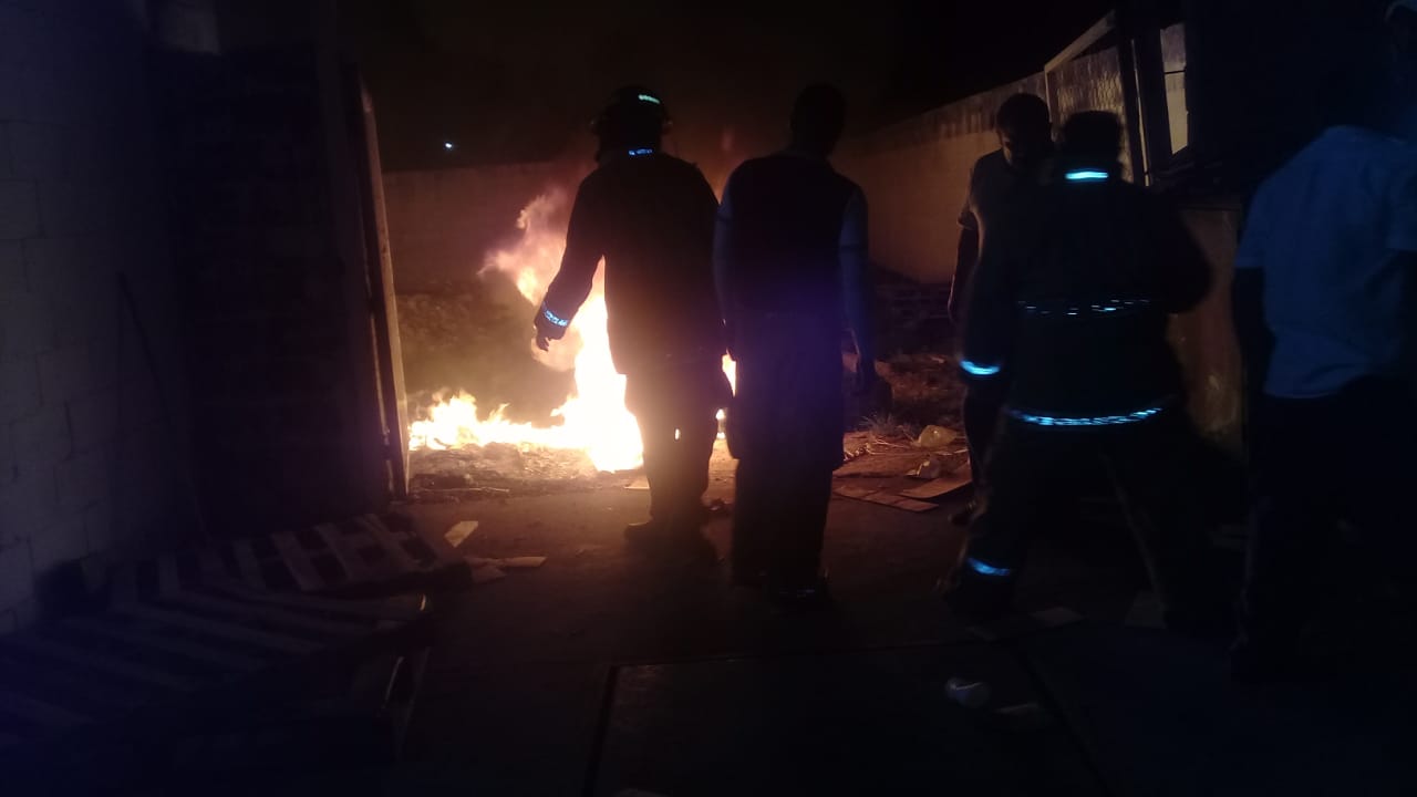 SE INCENDIA TIENDA ELEKTRA EN CÁRDENAS