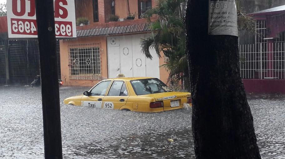 SE INUNDAN COLONIAS DE VILLAHERMOSA TRAS LLUVIAS FUERTES