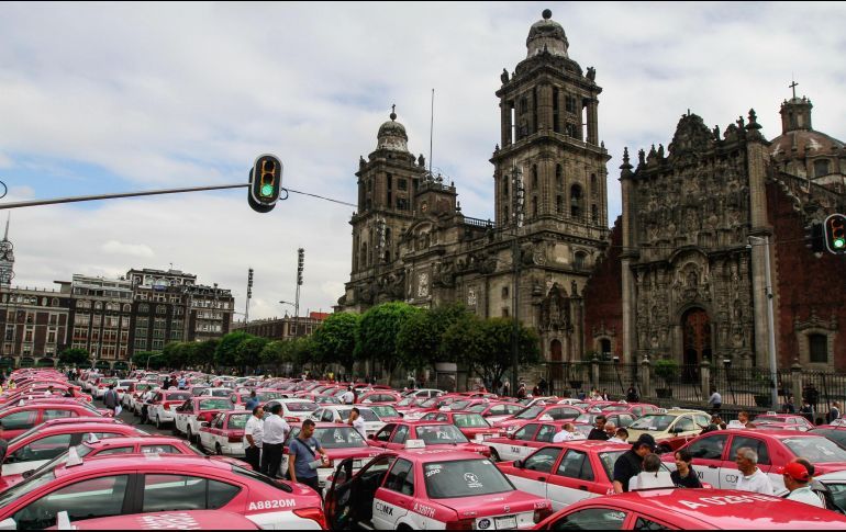 TAXISTAS SE CONCENTRAN FRENTE A PALACIO NACIONAL Y CATEDRAL EN CDMX