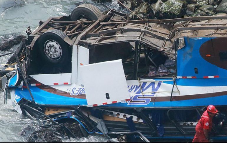 CHOQUE DE AUTOBÚS DEJA 19 FALLECIDOS EN PERÚ