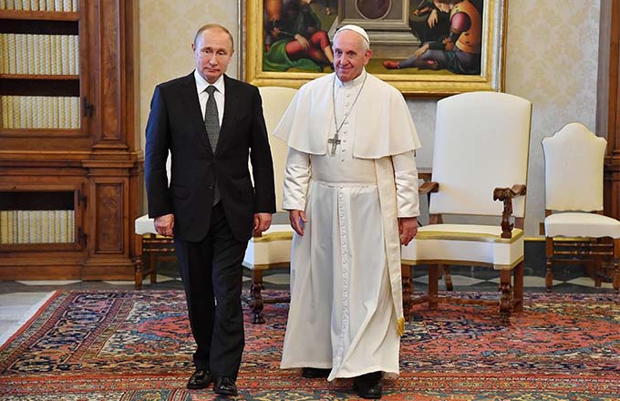 EL PAPA Y PUTIN SE REÚNEN DURANTE CASI UNA HORA EN EL VATICANO