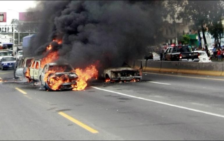 QUEMAN VEHÍCULOS EN ACCESOS Y SALIDAS DE CARRETERA VILLAHERMOSA-TEAPA