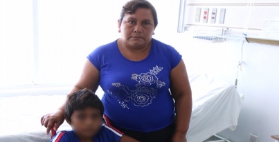 SALVAN MÉDICOS DEL HOSPITAL ROVIROSA PIERNA DE NIÑO LESIONADA CON UN ARPÓN
