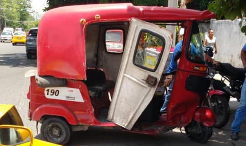 CHOQUE DE TAXI Y POCHIMÓVIL EN GAVIOTAS DEJA DOS LESIONADOS