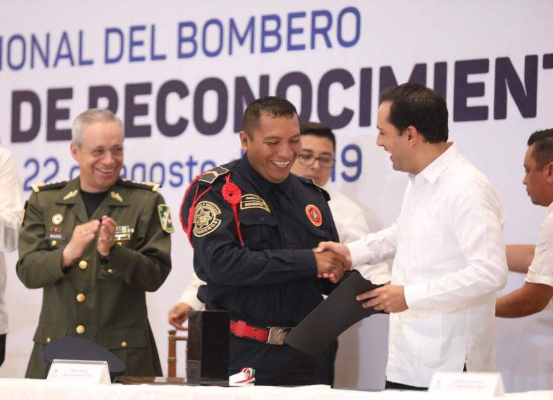 EL GOBERNADOR MAURICIO VILA DOSAL ENTREGA RECONOCIMIENTOS Y ESTÍMULOS ECONÓMICOS A BOMBEROS POR SU LABOR